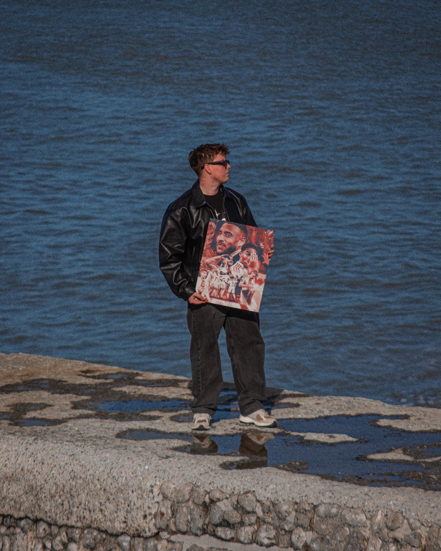 Gabriel - Gab Visuals avec une affiche au bord de l'eau
